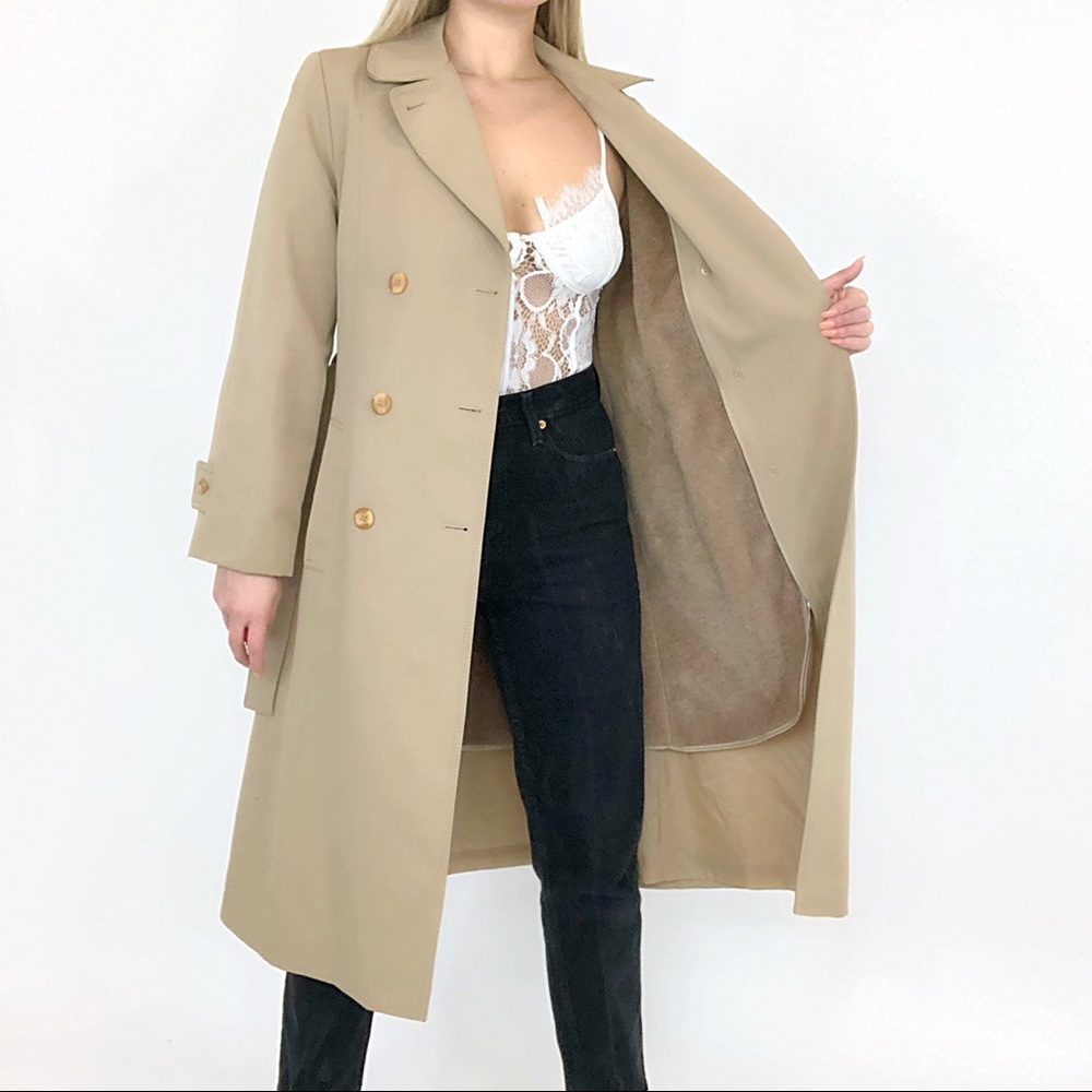 Beautiful 70s Forecaster classic trench style coat with a faux fur lining! 😍
